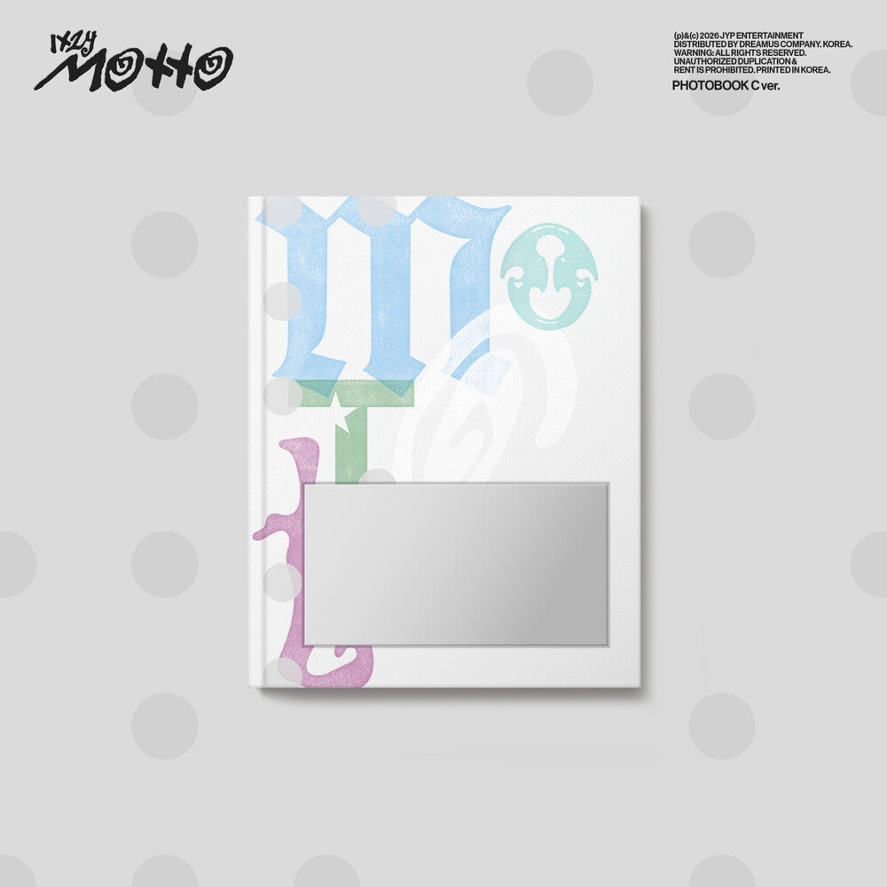 the album cover for ITZY - Motto [Photobook C ver.]